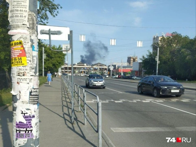 Пожар виден с улицы Овчинникова | Источник: читатель 74.RU
