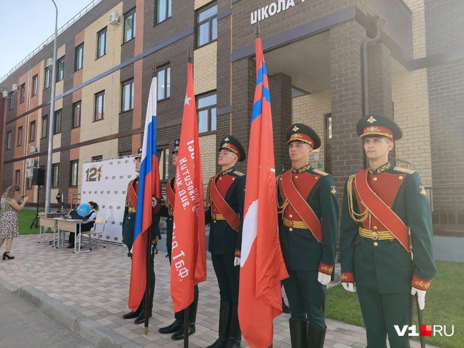 Линейка вот-вот начнется | Источник: Мария Умнова / V1.RU