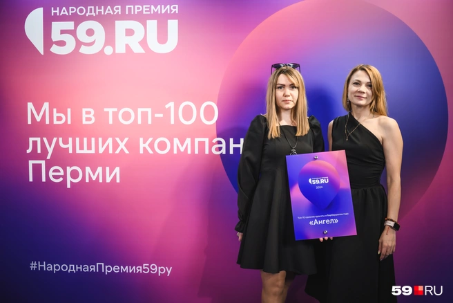 Девушки из салона красоты «Ангел» в беспроигрышных черных платьях | Источник: Андрей Чунтомов