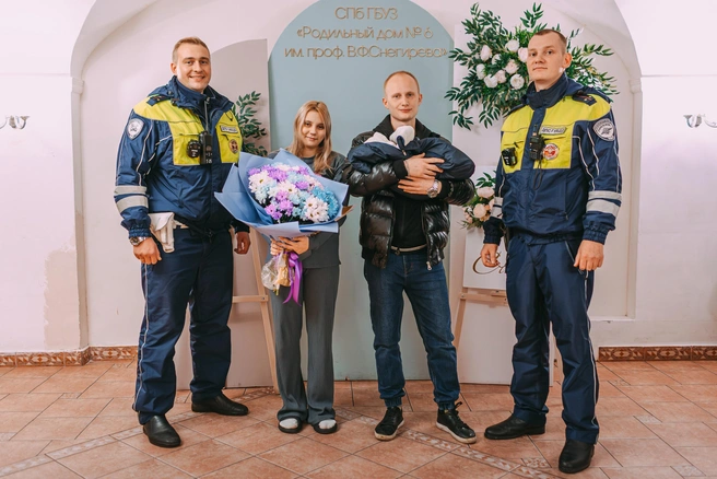 Инспекторы ДПС в Петербурге успели домчать беременную в роддом прямо перед родами | Источник: ГУ МВД по Петербургу и Ленобласти