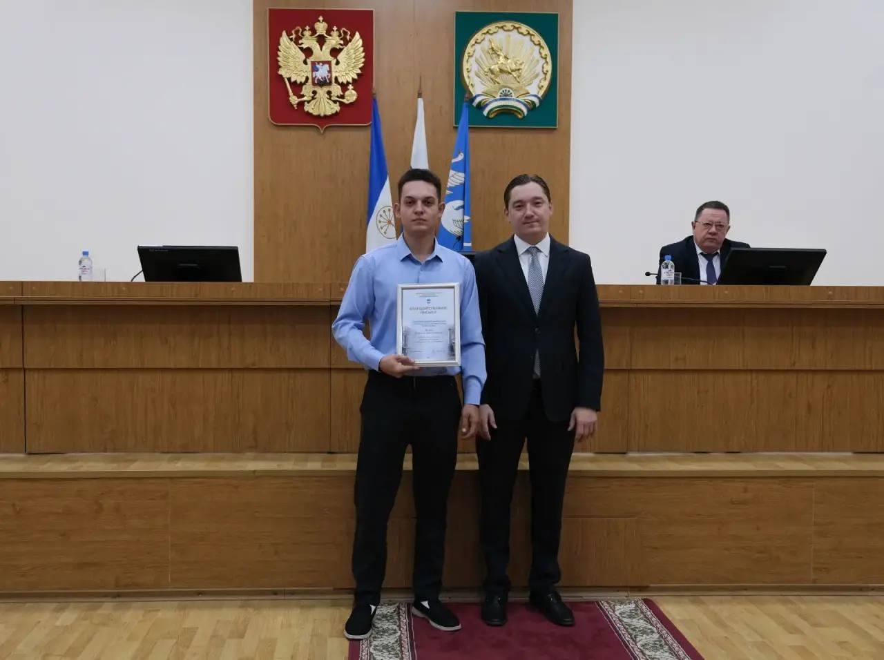 Водитель хлебзавода торжественно награжден за спасение двух девушек с горящего ТЦ — видео спасения
