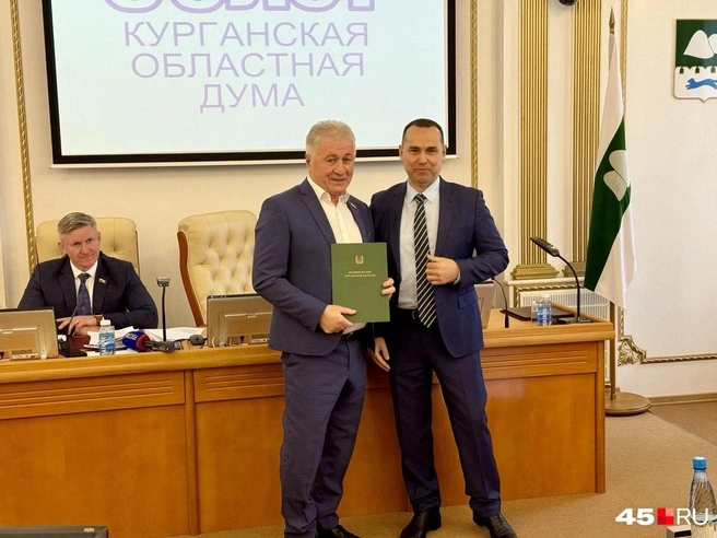 В 2024 году Вадим Шумков (справа от депутата Роина Цховребова) на заседании Курганской областной думы поздравляет депутатов с 30-летием регионального парламента | Источник: Юлия Король