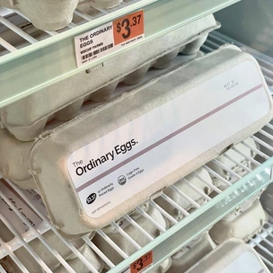 Почему бьюти-бренд The Ordinary теперь продает куриные яйца?