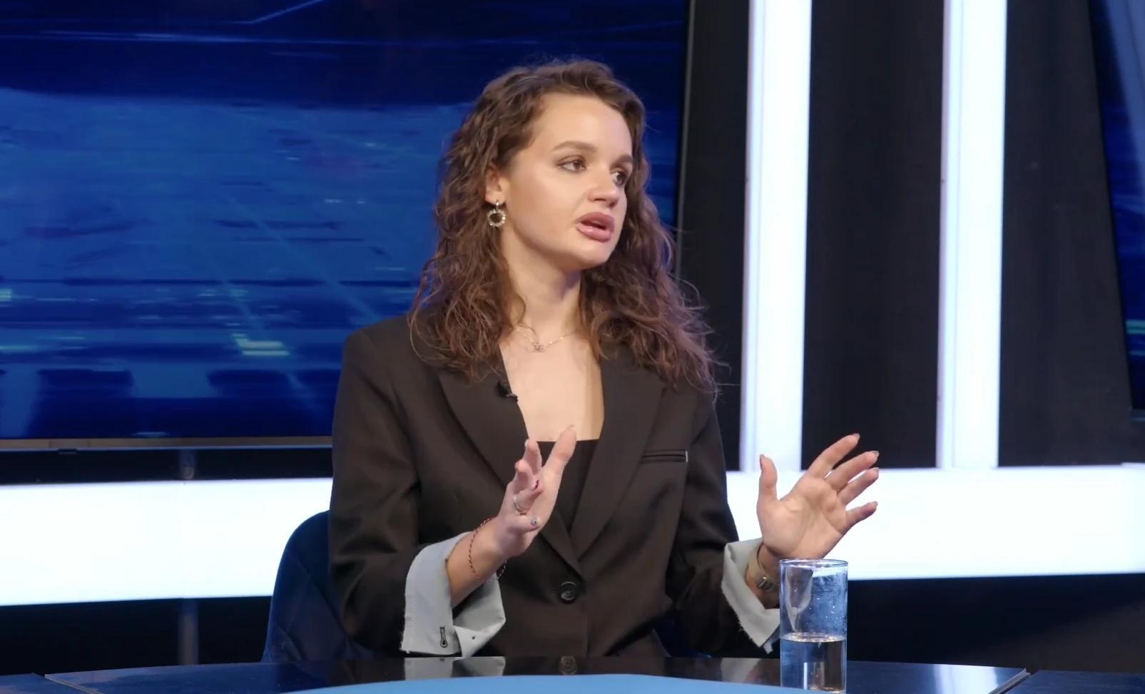 «Какая же ты мерзкая»: дочь Славы о том, как задыхалась в тени звездной матери и отбивалась от насм…