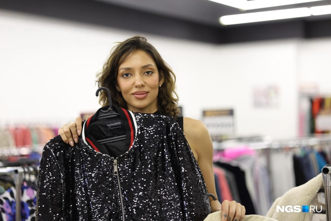 Бомбер с пайетками станет шикарным акцентом в вашем образе. С ним Сара рекомендует собирать образы в стиле спорт шик  | Источник: Мария Тищенко / NGS.RU 