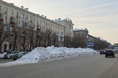 Novosibirsk moves snow to road centers to preserve parking
