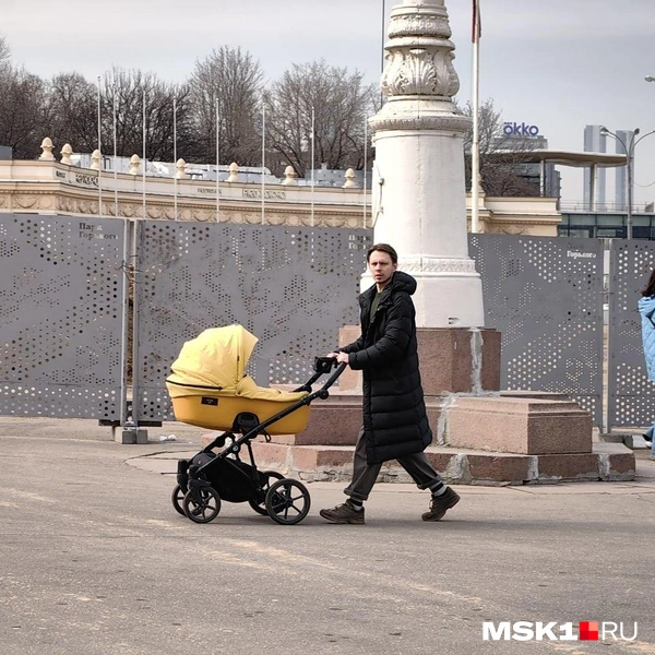 Несмотря на благоустройство, парк посещают люди: подростки катаются на роликах и скейтах, а молодые родители прогуливаются с колясками | Источник: Дмитрий Бондарев / MSK1.RU
