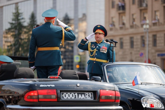 Командование парада выехало на уникальных «Волгах» — кабриолетах | Источник: Алексей Волхонский / V1.RU