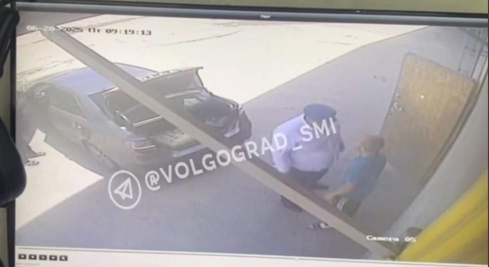 Задержанный за угрозу убийством сотруднику строительного магазина в Волгограде мужчина заявил, что тот избил его внука, — видео