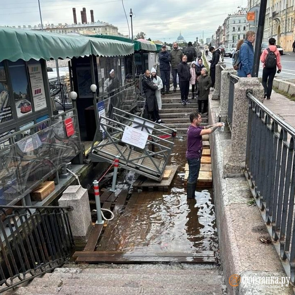 В Петербург пришёл циклон «Бернвард». А вместе с ним — похолодание и ветер | Источник: «Фонтанка.ру»