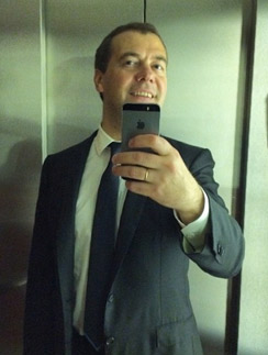 Дмитрий Медведев. Селфи с лифте здания правительства РФ.