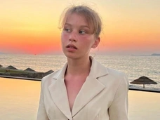 Анна Пересильд улетела в Турцию с папой Алексеем Учителем, его молодой невестой и их ребенком