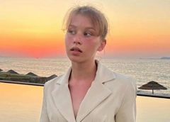 Анна Пересильд улетела в Турцию с папой Алексеем Учителем, его молодой невестой и их ребенком