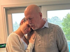 Счастливый, в объятиях дочек: новое фото Брюса Уиллиса на День благодарения