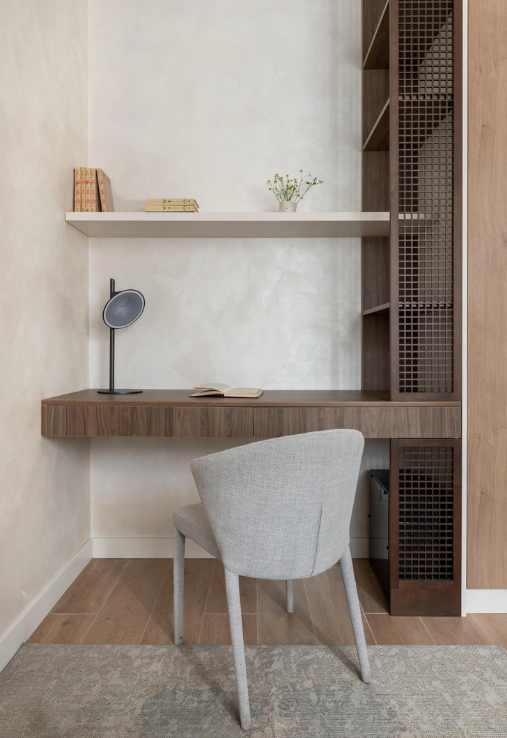 Ковер, By-boo. Мебель выполнена на заказ, Fairoom.by. Кресло, Calligaris. Настольная лампа, Axolight. | Источник: Сергей Пилипович. Стиль: Юлия Мамедова