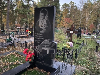 Глядя на памятник, сразу видно, чему умершая посвятила свою жизнь | Источник: Ирина Господаренко / NGS22.RU