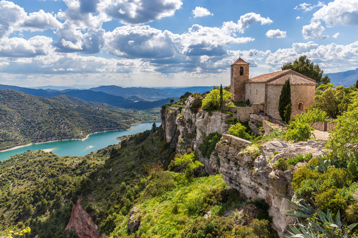 «Просто невозможно»: почему деревня в горах Испании отказалась от титула самой красивой?