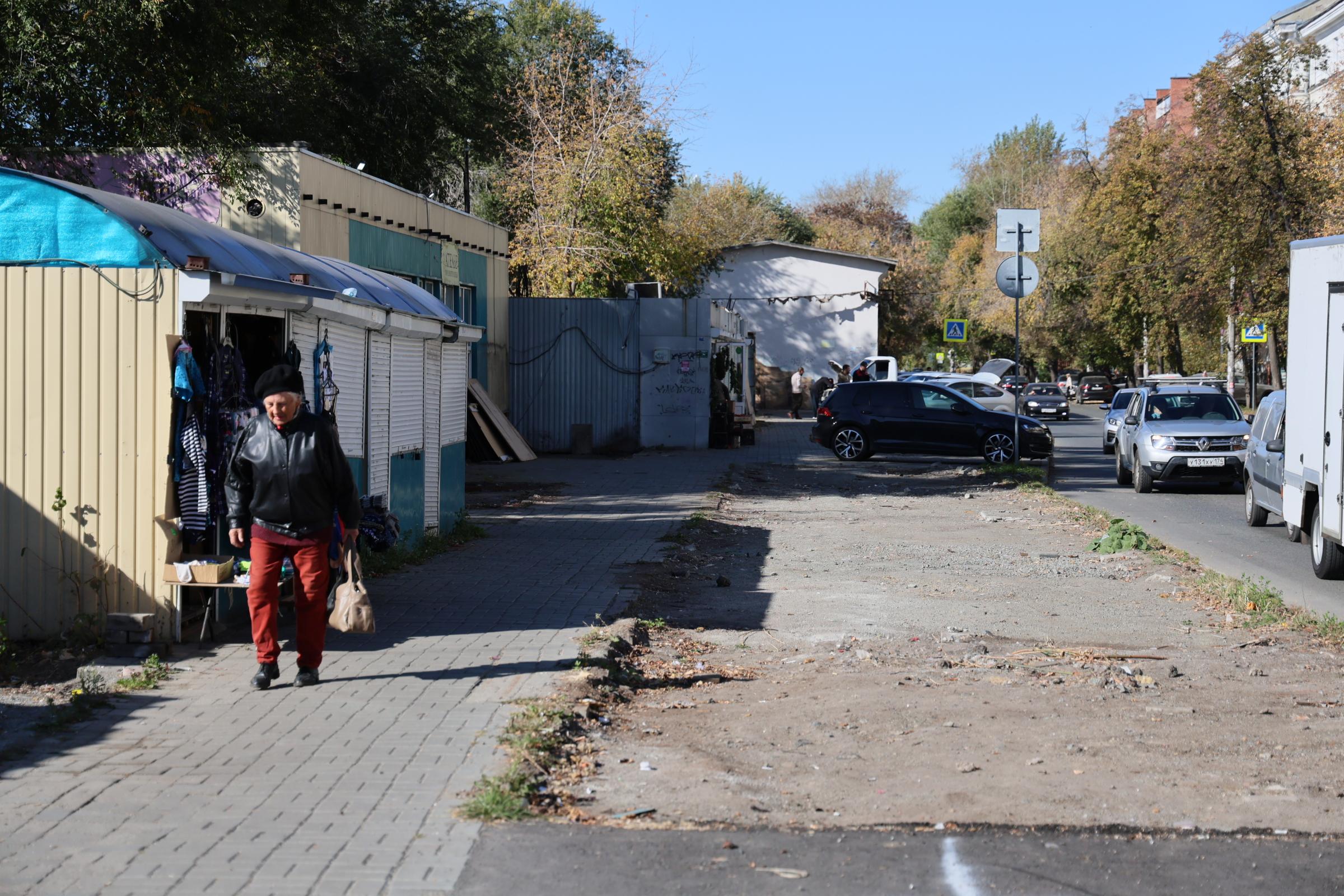 В Челябинске начали сносить ларьки на мини-рынке возле крупной больницы