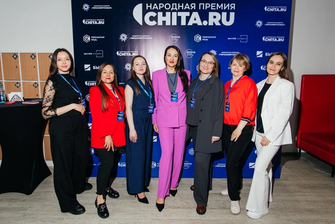 На фото рекламный отдел портала «Чита.Ру» с коммерческим директором Дальневосточного кластера Shkulev Holding Екатериной Царевой по центру | Источник: Ксения Зимина