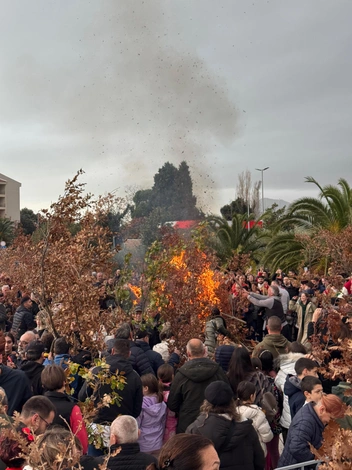 Сжигание бадняка | Источник: Габриелла Захарова / 26.RU