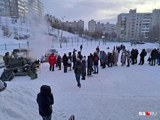 Очередь у первой гимназии в Мурманске за электричеством и кипятком | Источник: Дмитрий Артёменко / 51.RU