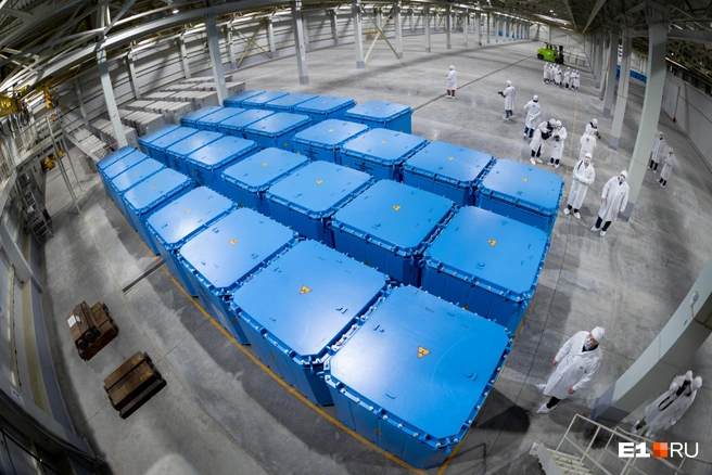 Контейнеры отличаются друг от друга и предназначены для утилизации отходов разных классов опасности | Источник: Владислав Лоншаков / E1.RU