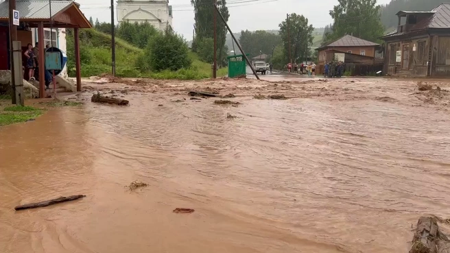Улицы посёлка оказались под водой | Источник: Алёна Ткач / Vk