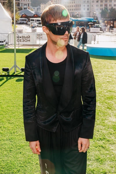 А актера огромный гардероб, он обожает придумывать новые образы и сочетать вещи