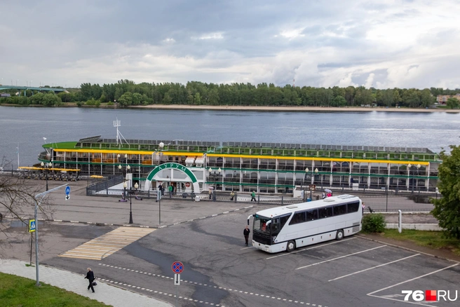 По Волге также курсирует аналогичный теплоход под названием «Золотое кольцо» | Источник: Кирилл Поверинов / 76.RU