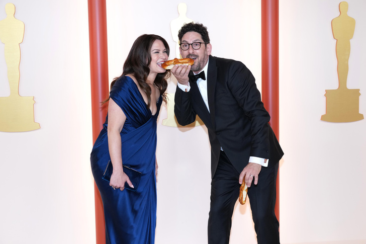 Поцелуй Гаги, декольте Лонгории: самые честные фото за кулисами «Оскара-2023» — этого не покажут на экранах