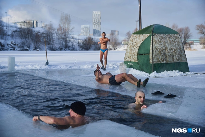 Согласитесь, от таких фотографий становится холодно, хочется побыстрее укутаться в плед самому | Источник: Александр Ощепков / NGS.RU