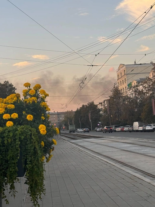 Дым виден над Теплотехом | Источник: читатель 74.RU