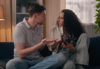 «Муж нашел в моем телефоне фото парня, который в школе за мной ухаживал. Теперь думает, что я общаюсь с бывшим»