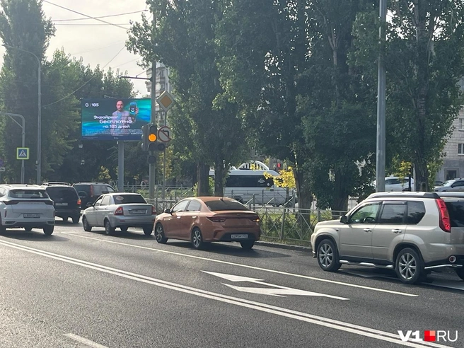 Свеженанесенная разметка прямо противоречит требованиям дорожного знака | Источник: читатели V1.RU