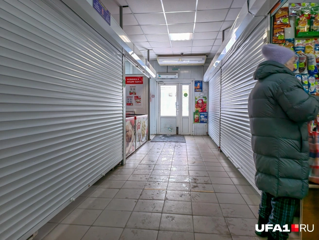 Один из продуктовых павильонов явно ищет новых постояльцев | Источник: Булат Салихов / UFA1.RU