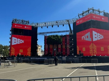 На сцене стоит большое дерево | Источник: Дарья Гранкина / 26.RU