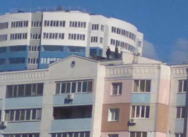 На Касимовском шоссе засняли подростков, гуляющих по крыше многоэтажки | ya62.ru
