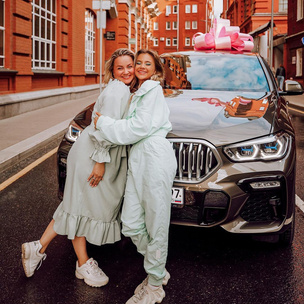 Катя Адушкина купила маме машину