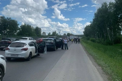 Двухкилометровая пробка на Тюменском тракте после ДТП с КамАЗом