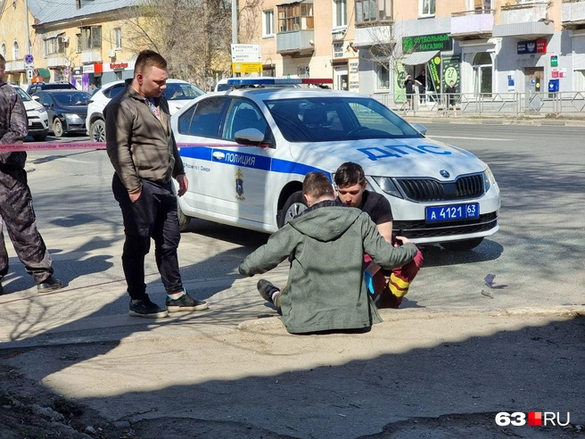 Судя по всему, врачи помогают водителю Granta | Источник: Роман Данилкин / 63.RU