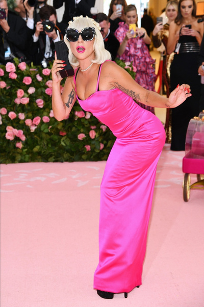На Met Gala 2019 Леди Гага сменила четыре наряда за пять минут