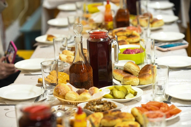 При составлении меню рекомендуется сочетать традиционные плотные блюда с продуктами, богатыми клетчаткой, например со свежими овощами и зеленью | 142.ru