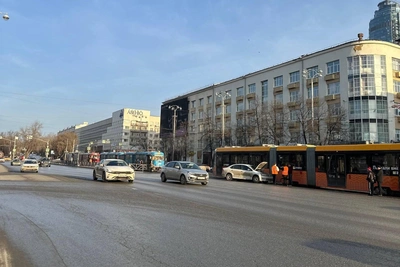 ДТП с трамваем в центре Екатеринбурга парализовало движение