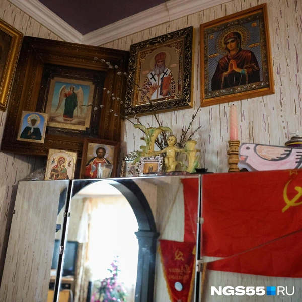 Церковная символика соседствует с советской | Источник: Евгений Софийчук / NGS55.RU