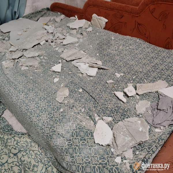В Кировском районе Петербурга в жилом доме частично обрушился потолок. Жильцы боятся повторений | Источник: Читательница «Фонтанки»