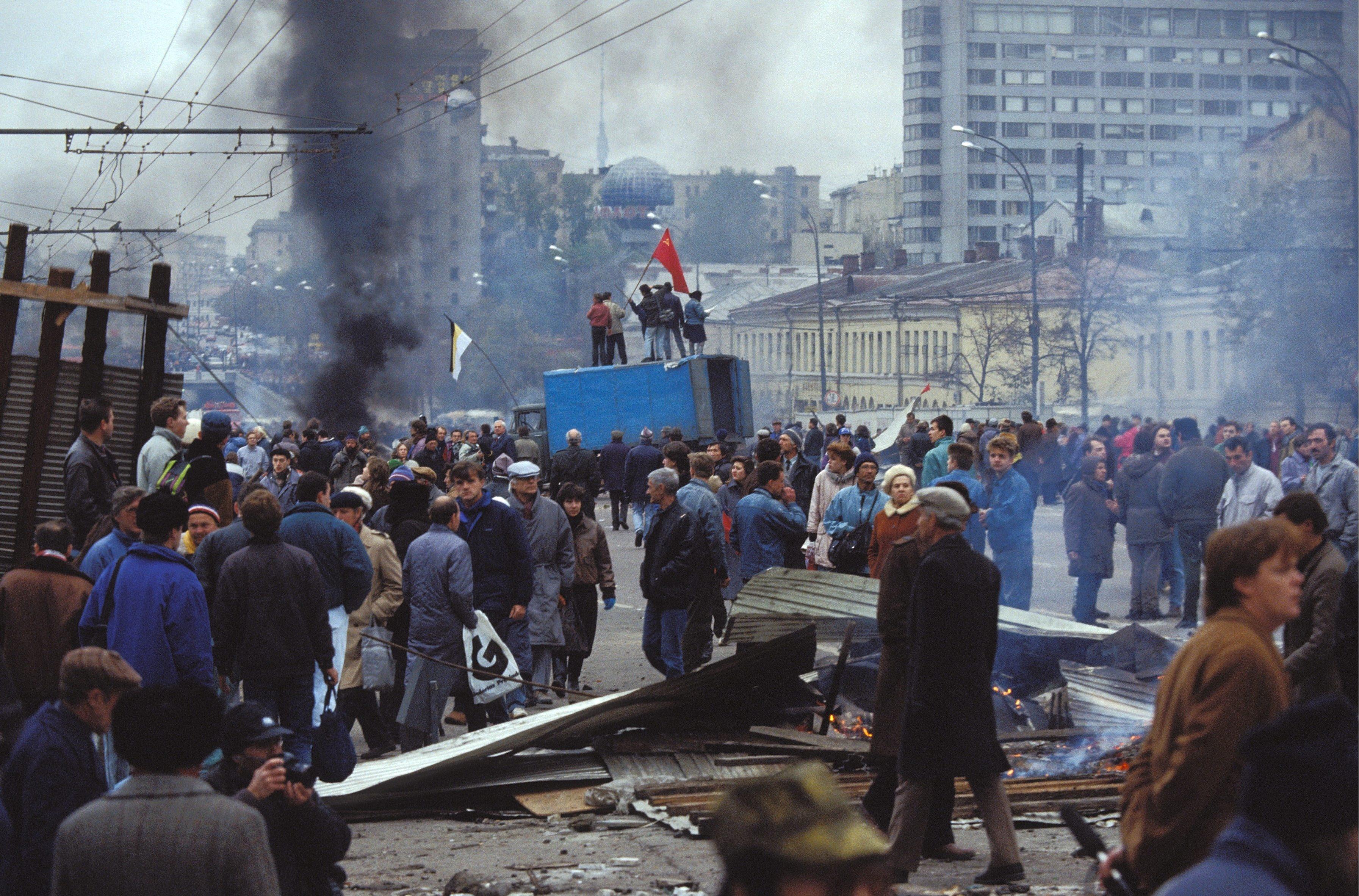 Расстрел Белого дома: что на самом деле случилось в Москве 4 октября  1993-го? | MAXIM