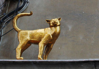 Хвостатые хозяева улиц: 9 памятников реальным и вымышленным кошкам со всего света