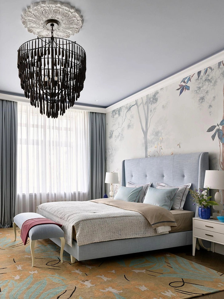 Люстра, Julie Neill. Кровать, Christopher Guy. Прикроватные тумбы, Tosconova. Лампы, Thomas O'Brien. Шелковые портьеры, Dedar. | Источник: Сергей Ананьев. Стиль: Юлия Чеботарь