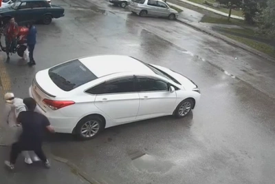 Неизвестный напал на женщину в Октябрьском районе — видео