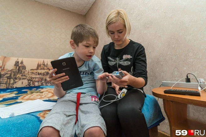 С ребятами девушка быстро находит общий язык  | Источник: архив 59.RU